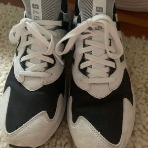 Black and white 978 new balance sneakers
